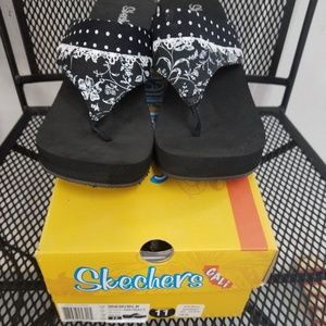 Shoes - Skechers Black/White Flip Flops, Size 11